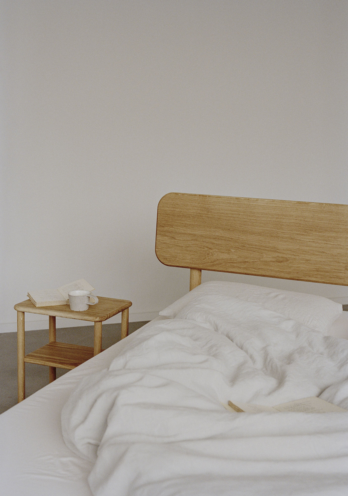 RYE Alken bed frame in oiled solid oak - Bed frame and Alling nightstand in environment